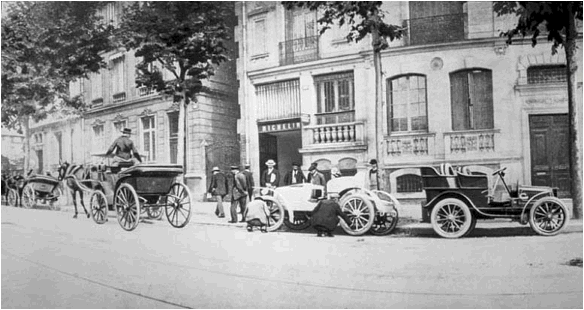 The-Michelin-tourist-office-on-Pereire-Boulevard-in-Paris.jpg